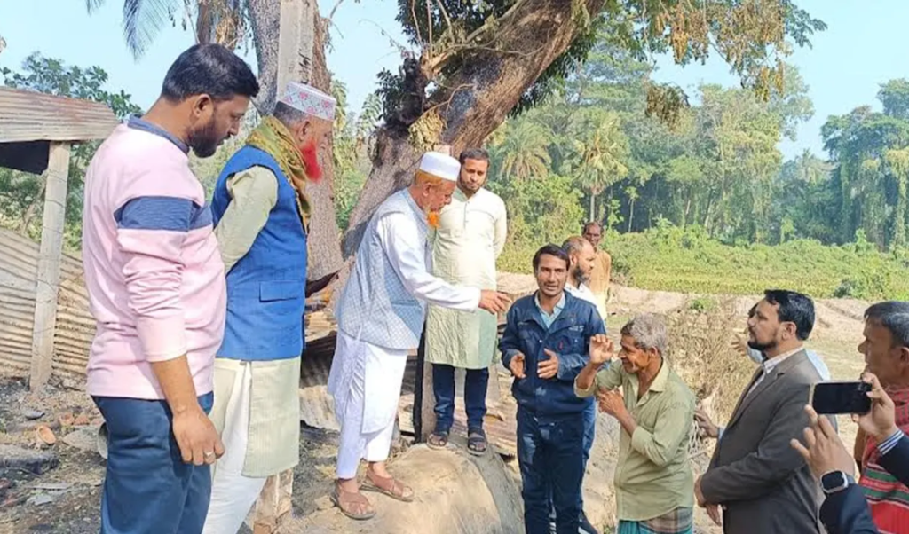 রাউজানে অগ্নিকাণ্ডে ক্ষতিগ্রস্ত পরিবার পাশে নূরী 1766671469 রাউজানে অগ্নিকাণ্ডে ক্ষতিগ্রস্ত পরিবার পাশে নূরী