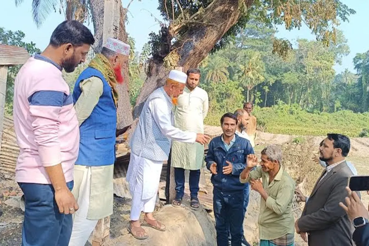 রাউজানে অগ্নিকাণ্ডে ক্ষতিগ্রস্ত পরিবার পাশে নূরী
