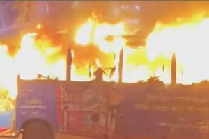 রাজধানীর বাড্ডায় চলন্ত বাসে আগুন