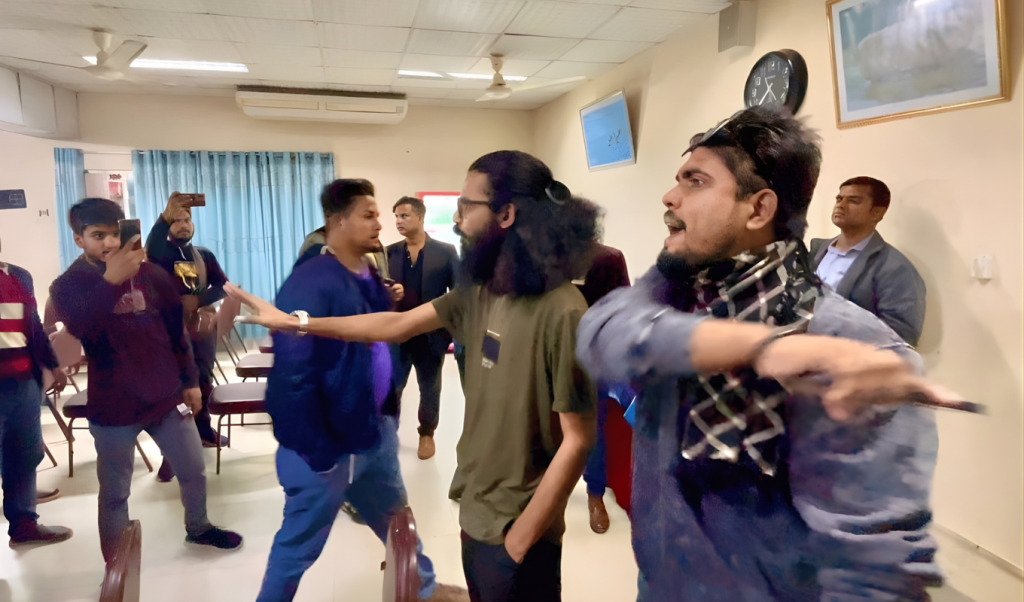 রাজশাহীতে সম্প্রচার বন্ধ না করলে সাংবাদিকদের তালাবদ্ধের হুমকি ছাত্রনেতার 1764597102 রাজশাহীতে সম্প্রচার বন্ধ না করলে সাংবাদিকদের তালাবদ্ধের হুমকি ছাত্রনেতার
