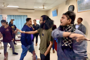 রাজশাহীতে সম্প্রচার বন্ধ না করলে সাংবাদিকদের তালাবদ্ধের হুমকি ছাত্রনেতার