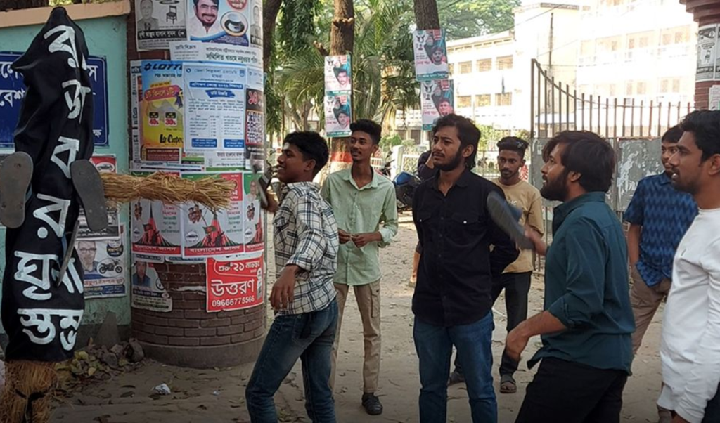 রাজাকার স্তম্ভ বানিয়ে শিক্ষার্থীদের তীব্র ঘৃণা 1765983614 রাজাকার স্তম্ভ বানিয়ে শিক্ষার্থীদের তীব্র ঘৃণা