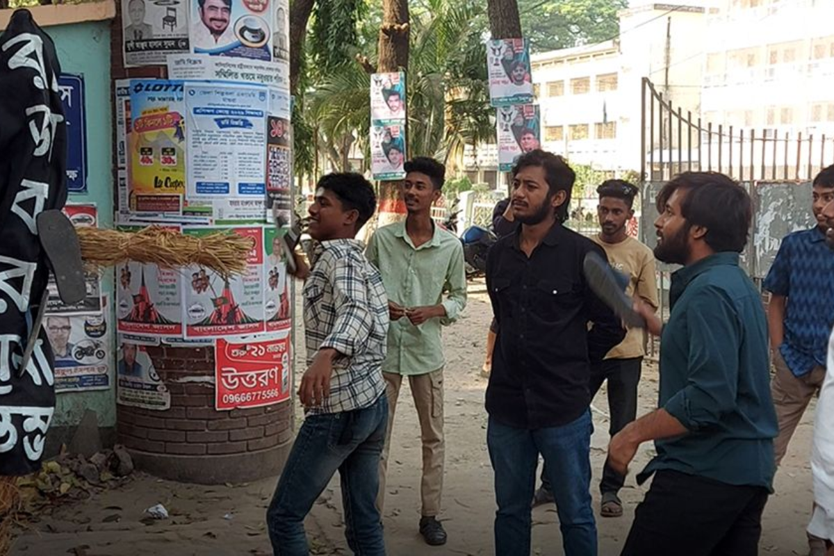 রাজাকার স্তম্ভ বানিয়ে শিক্ষার্থীদের তীব্র ঘৃণা