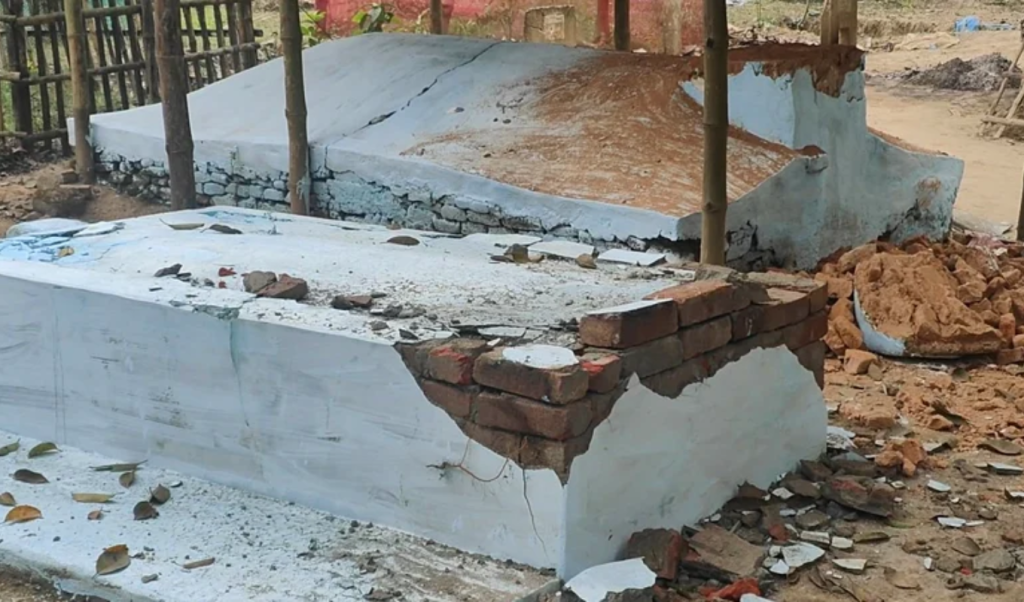 রাতের আঁধারে সত্যপীর মাজার ভাঙচুর এলাকায় ক্ষোভ 1766846435 রাতের আঁধারে সত্যপীর মাজার ভাঙচুর, এলাকায় ক্ষোভ