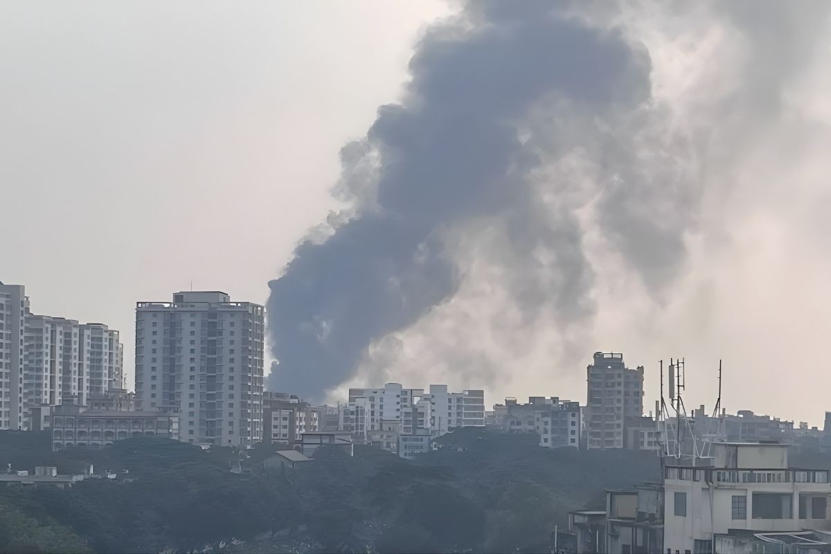 লালবাগে প্লাস্টিক কারখানায় ভয়াবহ অগ্নিকাণ্ড