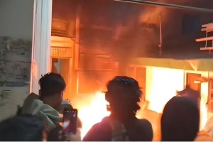 শরীফ ওসমান হাদির মৃত্যুকে ঘিরে চট্টগ্রামে সহিংস বিক্ষোভ