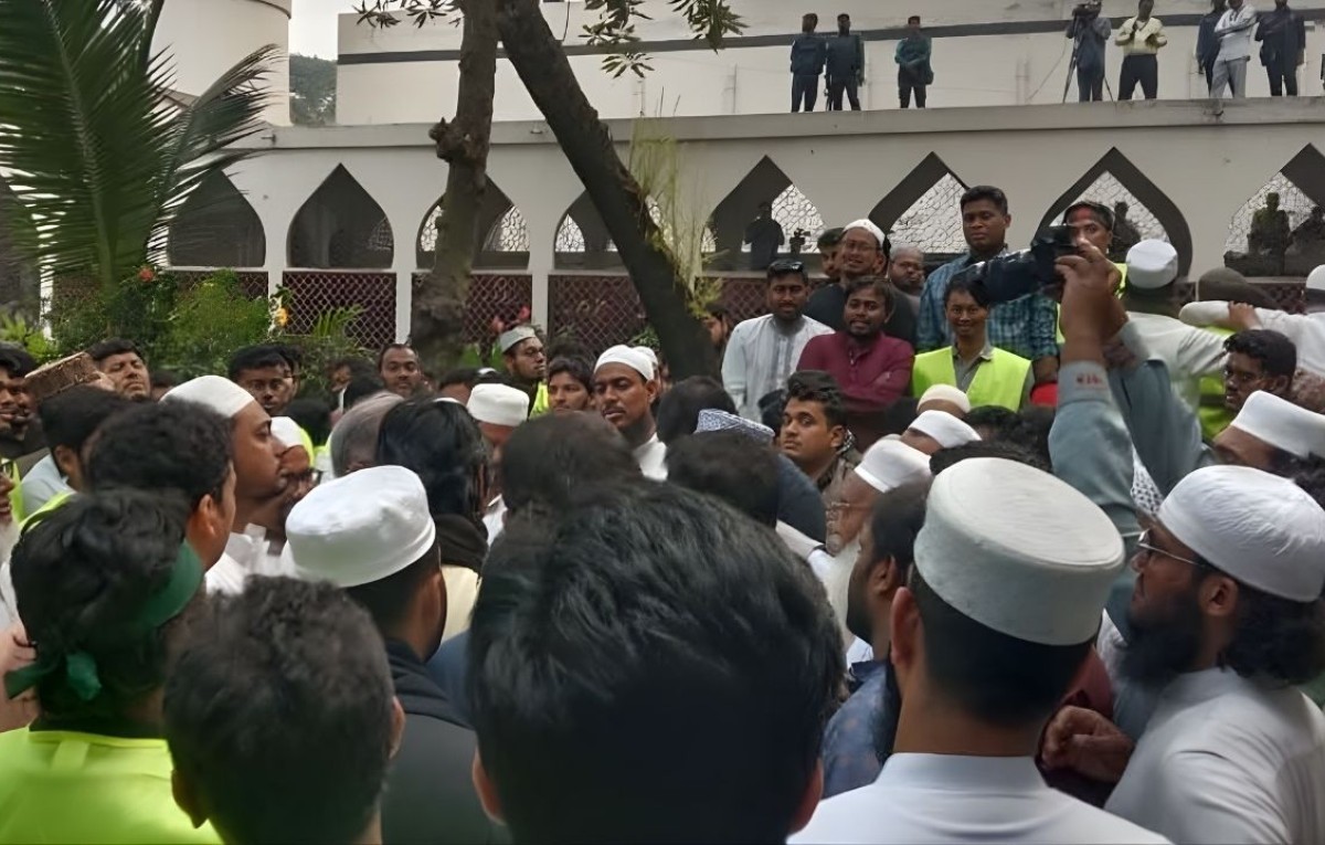 শাহবাগ ছাড়লো ইনকিলাব মঞ্চ, জাহাঙ্গীর–খোদা বখসকে ২৪ ঘণ্টার আলটিমেটাম