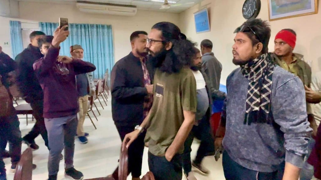 সাংবাদিকদের ‘তালা মেরে’ আটকে রাখার হুমকি এনসিপির 2 সাংবাদিকদের ‘তালা মেরে আটকে রাখার হুমকি এনসিপির 1764626359 সাংবাদিকদের ‘তালা মেরে’ আটকে রাখার হুমকি এনসিপির