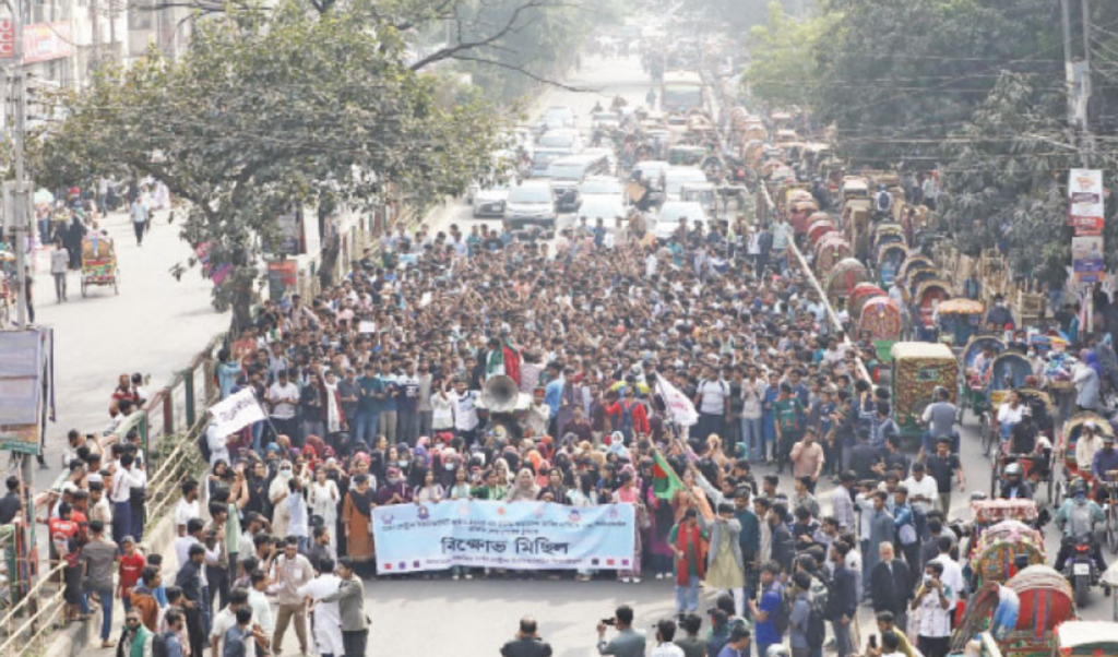 ৩ ঘণ্টা ধরে শিক্ষাভবন মোড় অবরোধ পুলিশ ও শিক্ষার্থীদের মুখোমুখি পরিস্থিতি 1765107908 ৩ ঘণ্টা ধরে শিক্ষাভবন মোড় অবরোধ, পুলিশ ও শিক্ষার্থীদের মুখোমুখি পরিস্থিতি