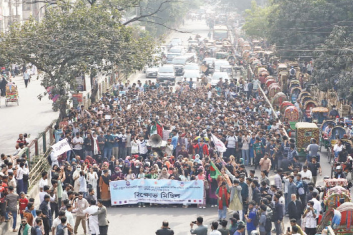 ৩ ঘণ্টা ধরে শিক্ষাভবন মোড় অবরোধ, পুলিশ ও শিক্ষার্থীদের মুখোমুখি পরিস্থিতি