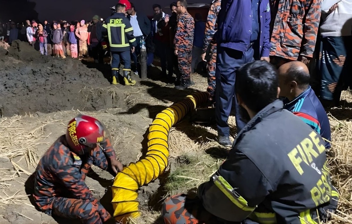 ৩৫ ফুট গর্তে আটকে শিশুটি, নয় ঘণ্টাতেও উদ্ধার অসম্ভব