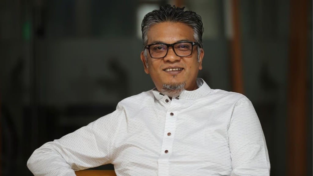 ‘সুনীল–বরুণা গায়ক মাহাদী 1764622134 ‘সুনীল–বরুণা’ গায়ক মাহাদী : আলো থেকে আড়াল