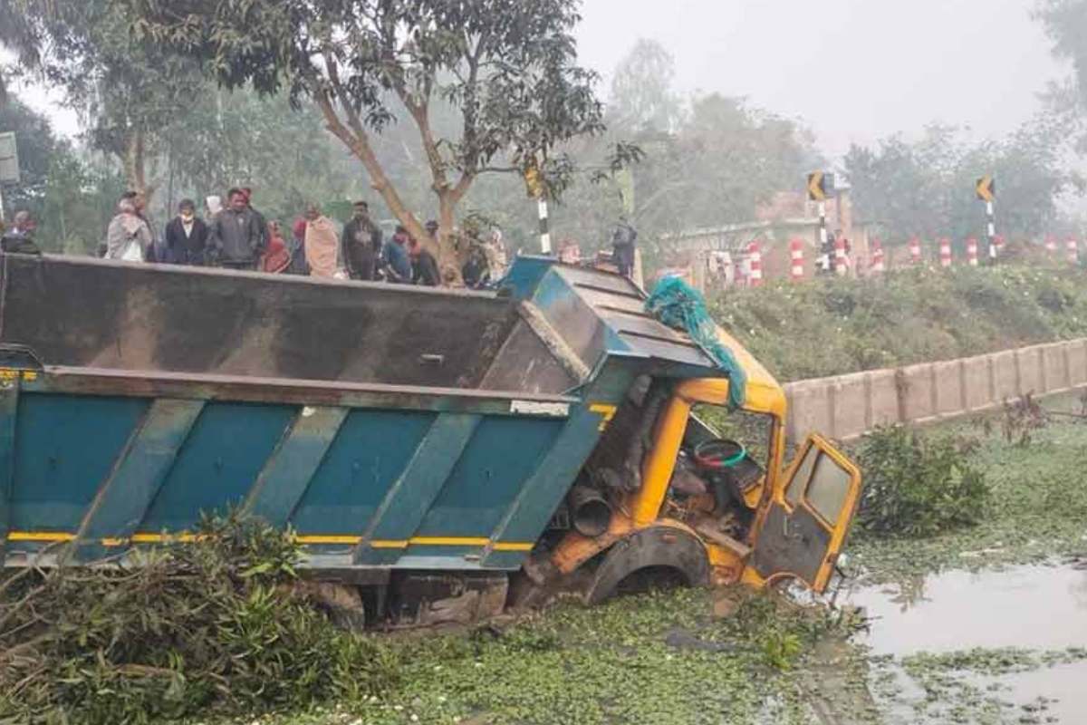 নওগাঁয় ডাম্প ট্রাক চাপায় পাঁচজন নিহত
