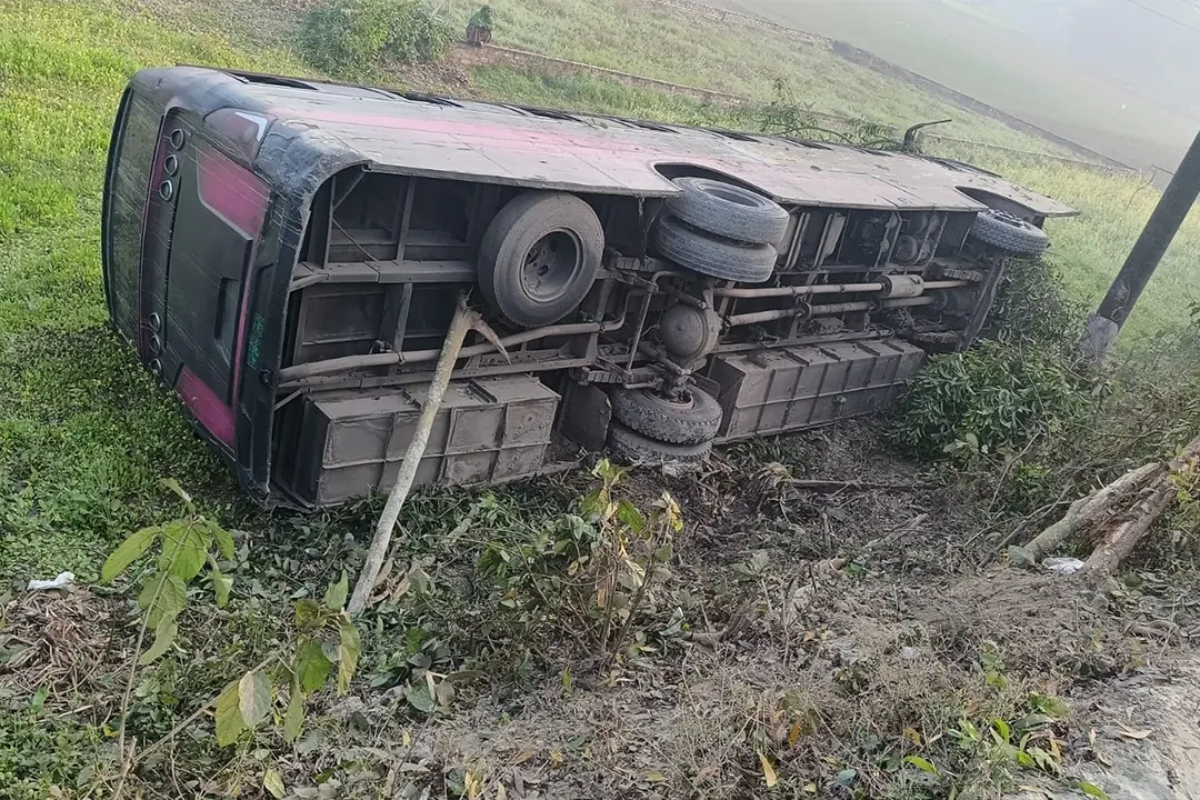 নিয়ন্ত্রণ হারিয়ে সড়কের পাশে উল্টে গেল বাস,আহত ৩