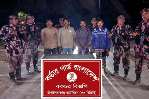 চাঁপাইনবাবগঞ্জে সীমান্তে মানব-পাচারকারিসহ চারজন আটক