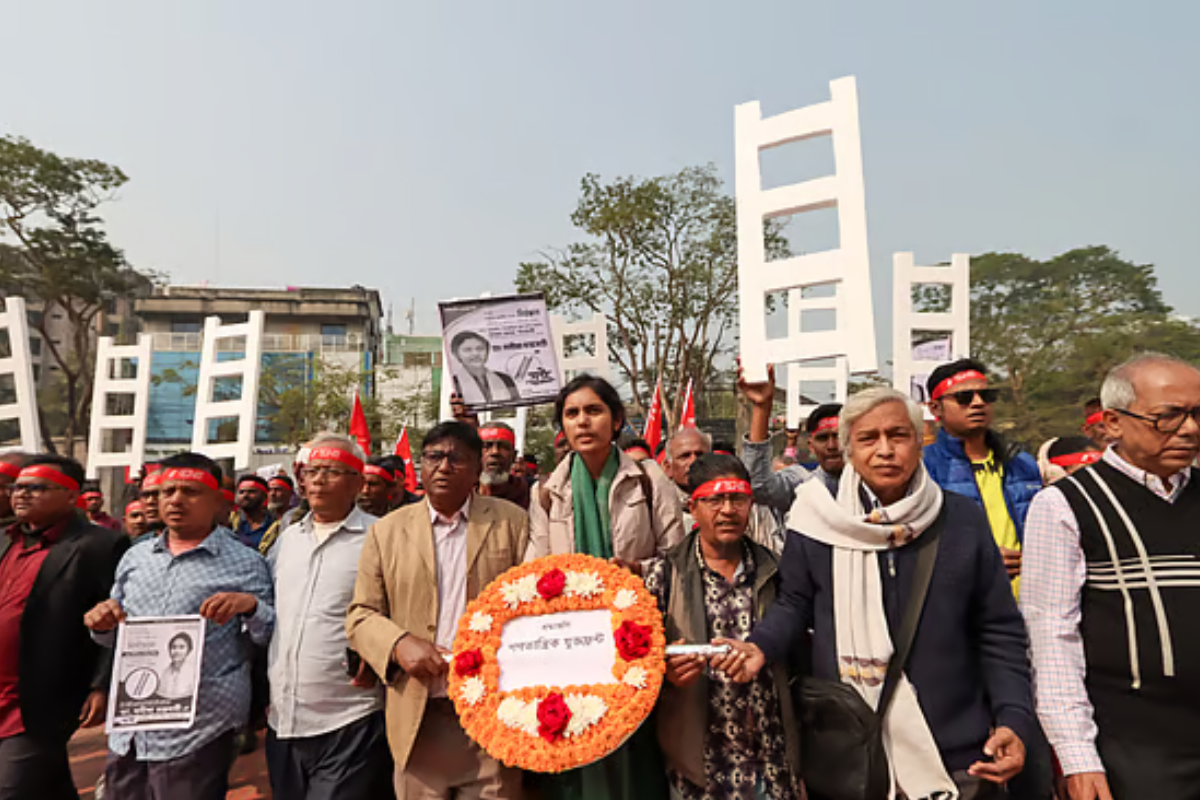 মুক্তিযুদ্ধের শহীদদের প্রতি শ্রদ্ধা জানিয়ে মনীষার ভোট যাত্রা শুরু