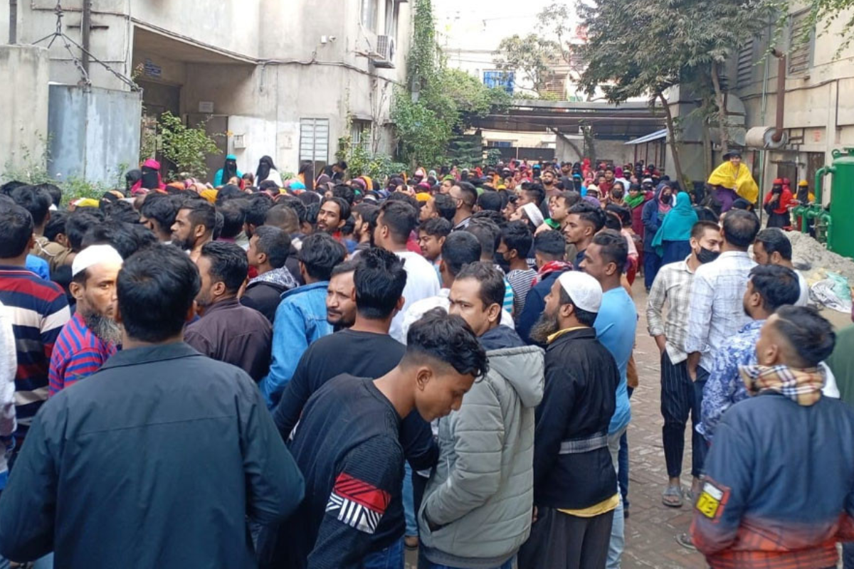 নারায়ণগঞ্জে ছুটিভাতা দাবিতে শ্রমিকদের আন্দোলন