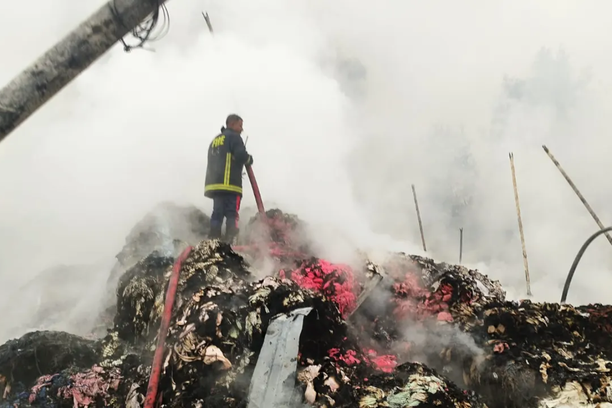 গাজীপুরে ঝুট গোডাউনে ভয়াবহ আগুনের ঘটনা