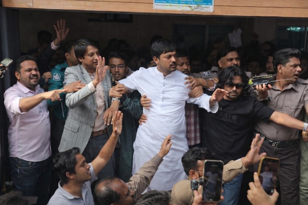 নাসীরুদ্দীন পাটওয়ারীর ওপর ডিম নিক্ষেপের ঘটনা