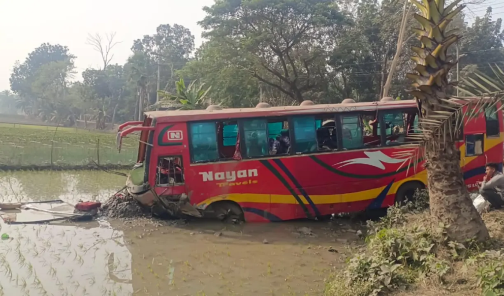 abh বরযাত্রীসহ বাস খাদে পড়ে ২০ জন আহত