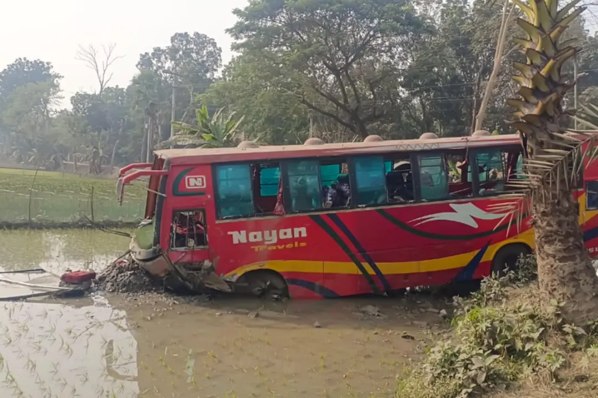 বরযাত্রীসহ বাস খাদে পড়ে ২০ জন আহত