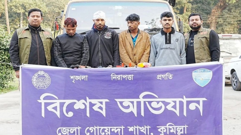 অস্ত্রবাহী ডাকাত চক্রের ছয় সদস্য ধরা পড়লো 1767607814 অস্ত্রবাহী ডাকাত চক্রের ছয় সদস্য ধরা পড়লো