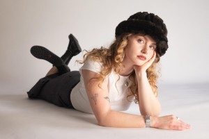 ইন্ডি-পপের রঙিন সুরে, এলু খুঁজে ফিরে শান্তি; জীবনের সংগ্রামে সঙ্গীত তার পথপ্রদর্শক।