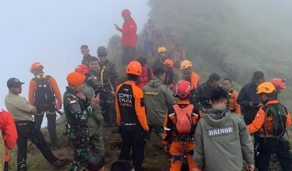 ইন্দোনেশিয়ায় বিধ্বস্ত বিমানের ১০ যাত্রীর দেহ উদ্ধার ইন্দোনেশিয়ায় বিধ্বস্ত বিমানের ১০ যাত্রীর দেহ উদ্ধার
