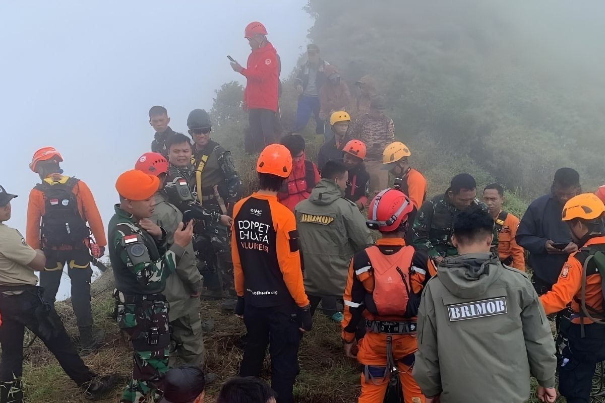 ইন্দোনেশিয়ায় বিধ্বস্ত বিমানের ১০ যাত্রীর দেহ উদ্ধার