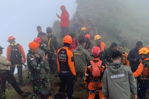 ইন্দোনেশিয়ায় বিধ্বস্ত বিমানের ১০ যাত্রীর দেহ উদ্ধার