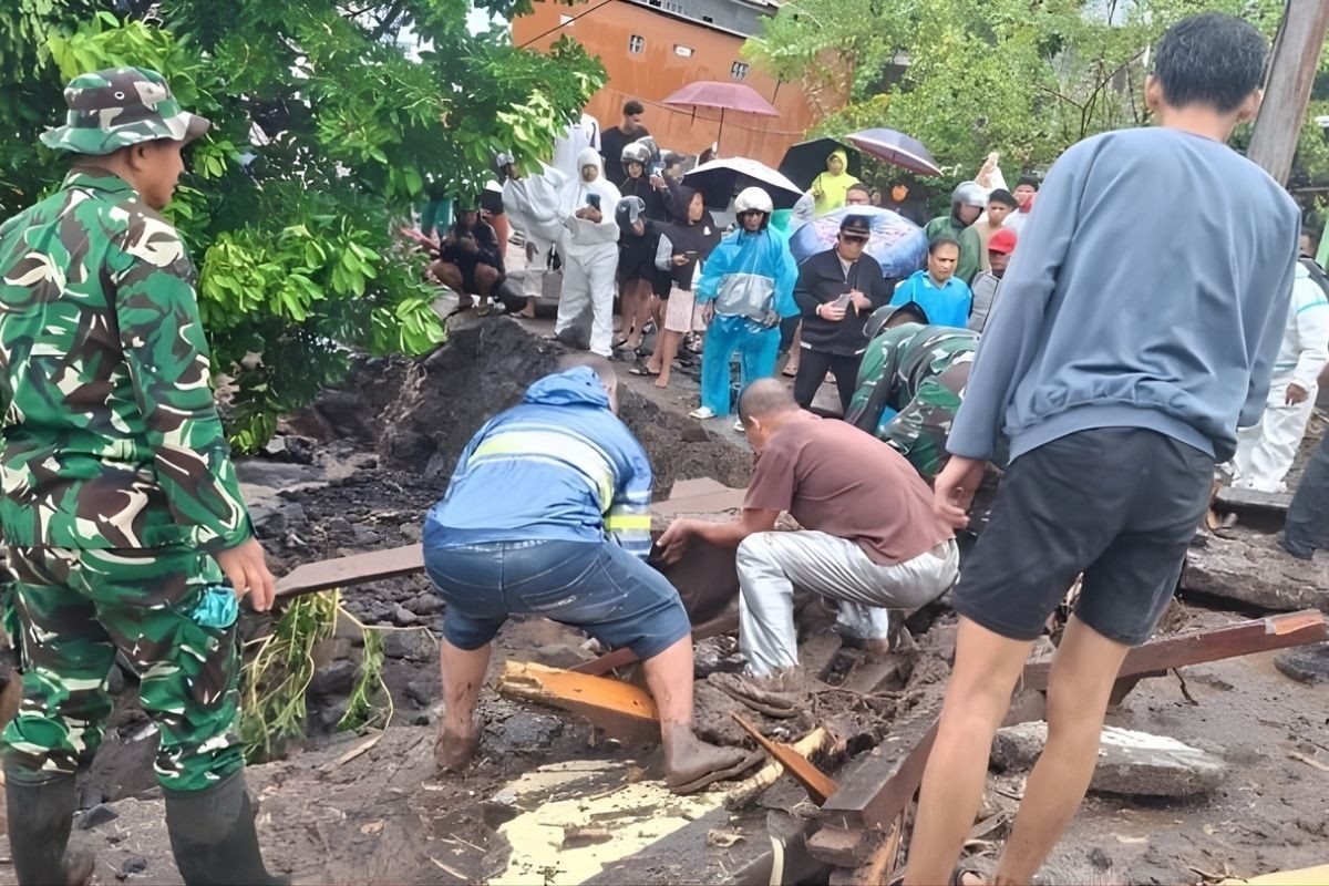 ইন্দোনেশিয়ার ভয়াবহ বন্যায় ১৪ জন নিহত