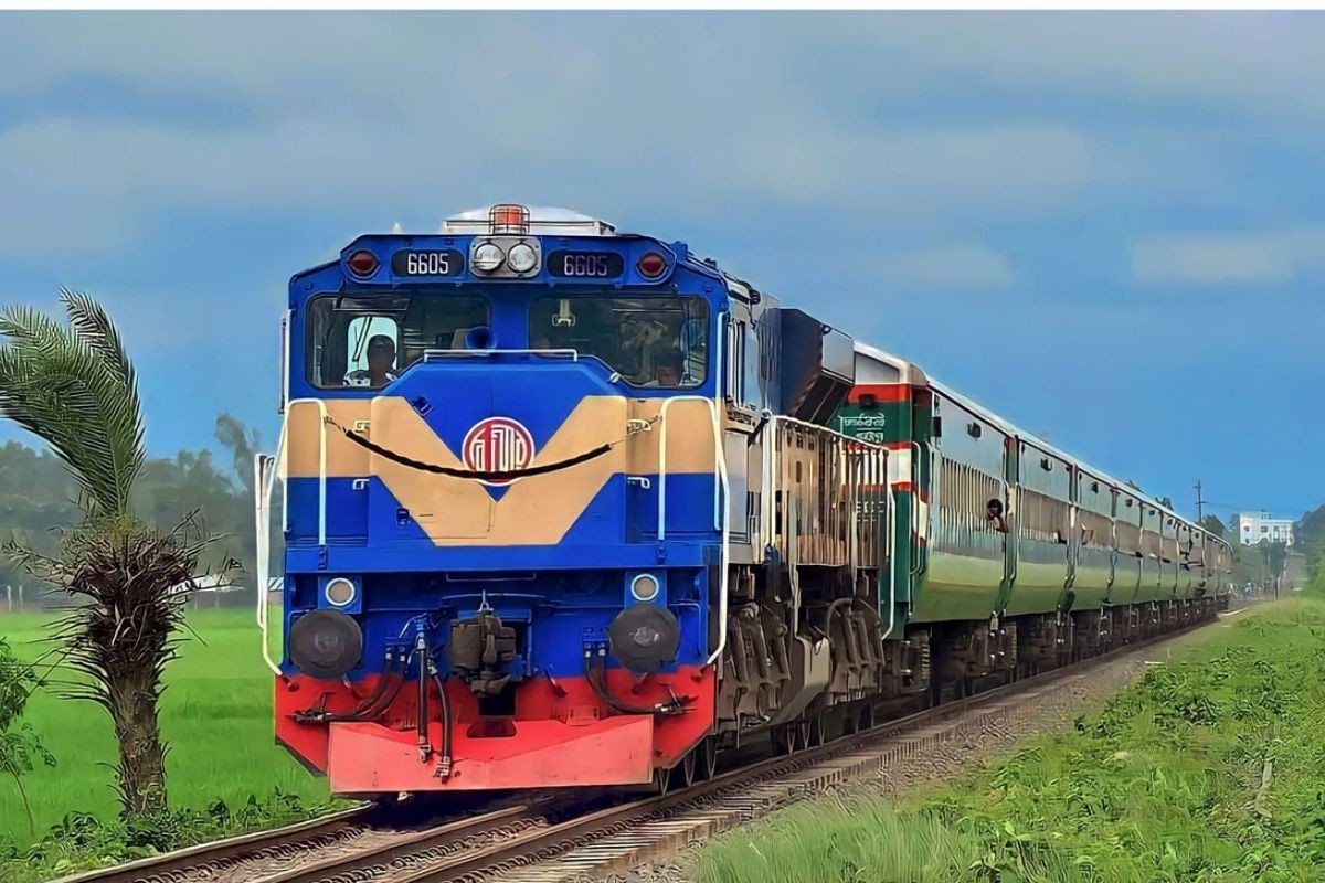 একদিনে ৭৫ ট্রেনে টিকিটবিহীন যাত্রী ২১৫৩