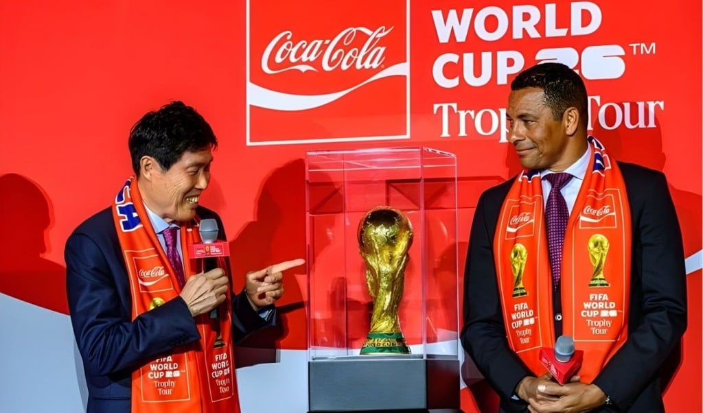 ওয়ার্ল্ড কাপ ট্রফি সিয়োলে পৌঁছালো ওয়ার্ল্ড কাপ ট্রফি সিয়োলে পৌঁছালো ব্রাজিলের সিলভা ও কোরিয়ান কিংবদন্তিদের সাথে সাক্ষাৎ করল