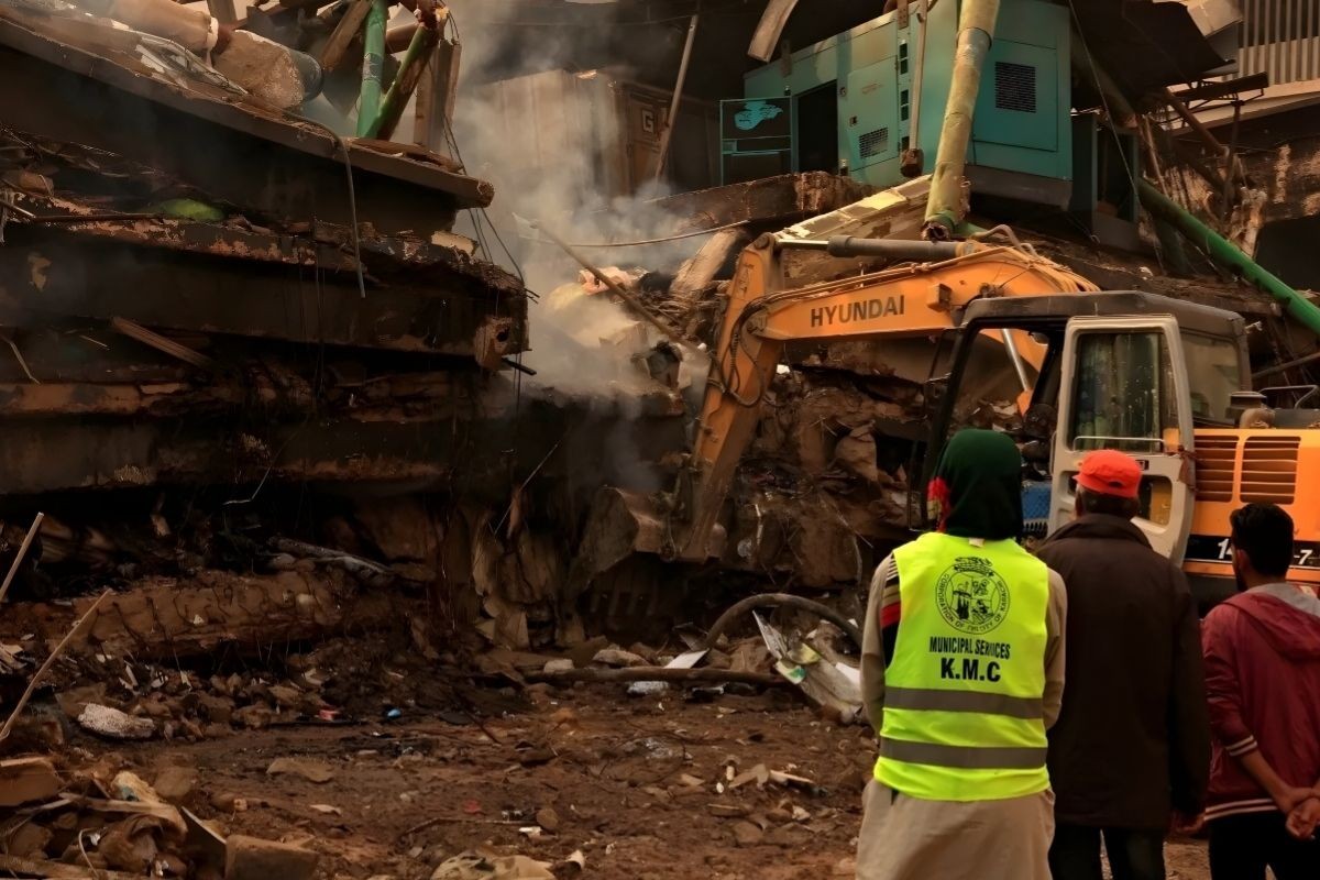 করাচির শপিং মলে অগ্নিকাণ্ড, এক দোকানেই মিলল ৩০ মরদেহ