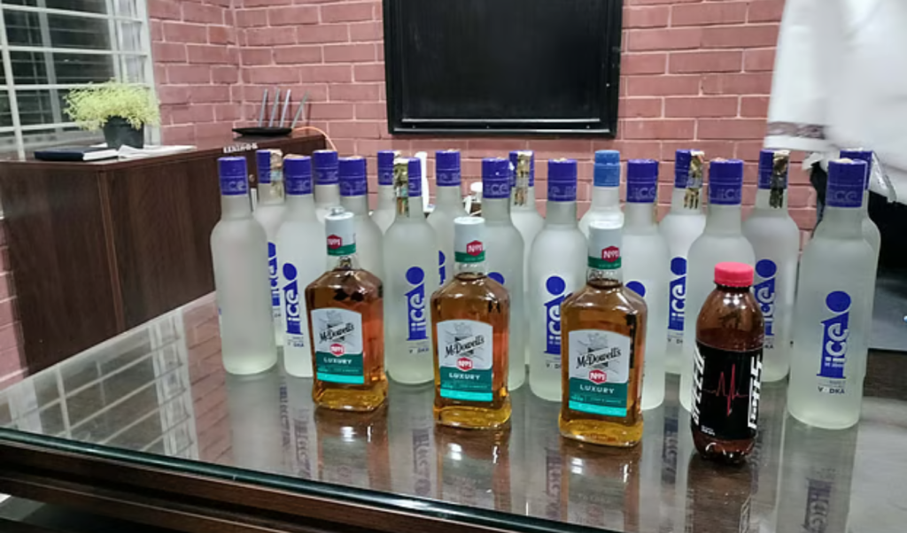 কাজী নজরুল হল কক্ষে মদ শিক্ষার্থী বহিষ্কার 1767628413 কাজী নজরুল হল কক্ষে মদ, শিক্ষার্থী বহিষ্কার
