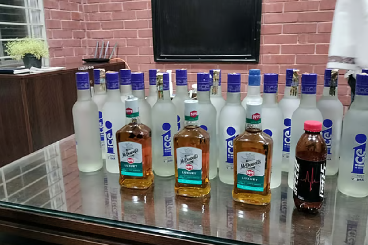 কাজী নজরুল হল কক্ষে মদ, শিক্ষার্থী বহিষ্কার