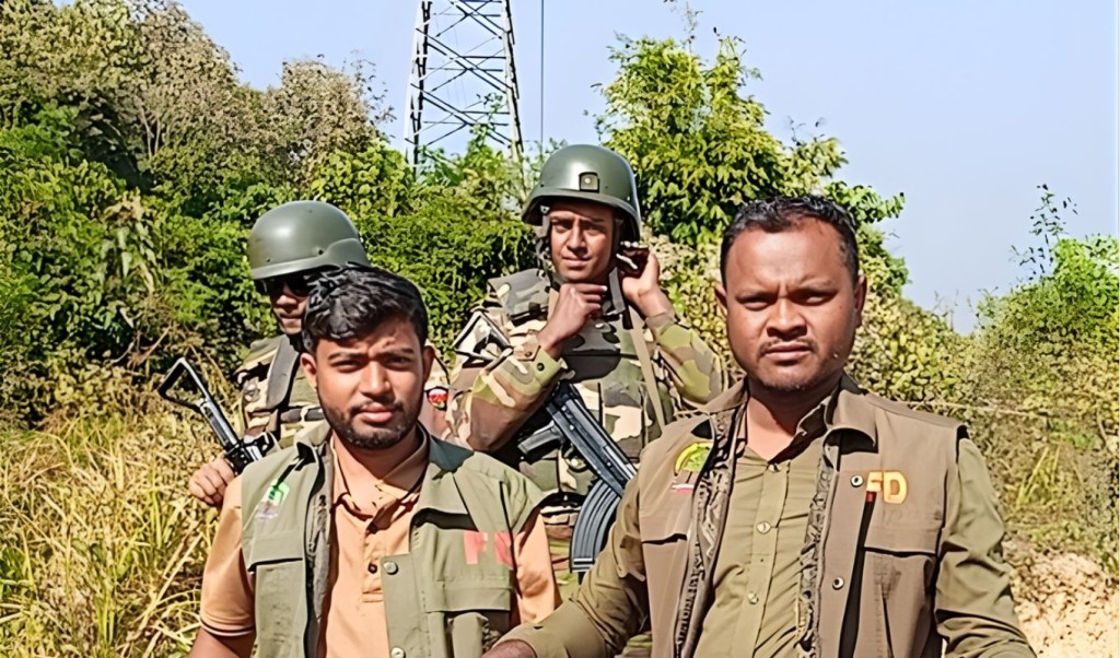 কিশোরদের দল অজগরের সঙ্গে খেলছিল পরে উদ্ধার করা হলো কিশোরদের দল অজগরের সঙ্গে খেলছিল পরে উদ্ধার করা হলো 