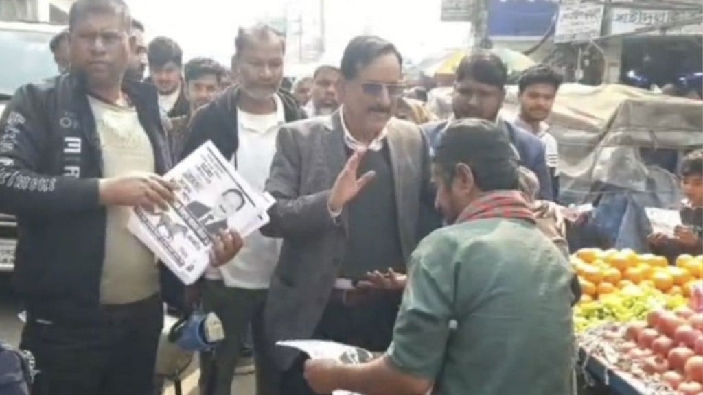 গাজীপুরে বুলেটপ্রুফ জ্যাকেট পরে স্বতন্ত্র প্রার্থীর অভিনব গণসংযোগ গাজীপুরে বুলেটপ্রুফ জ্যাকেট পরে স্বতন্ত্র প্রার্থীর অভিনব গণসংযোগ