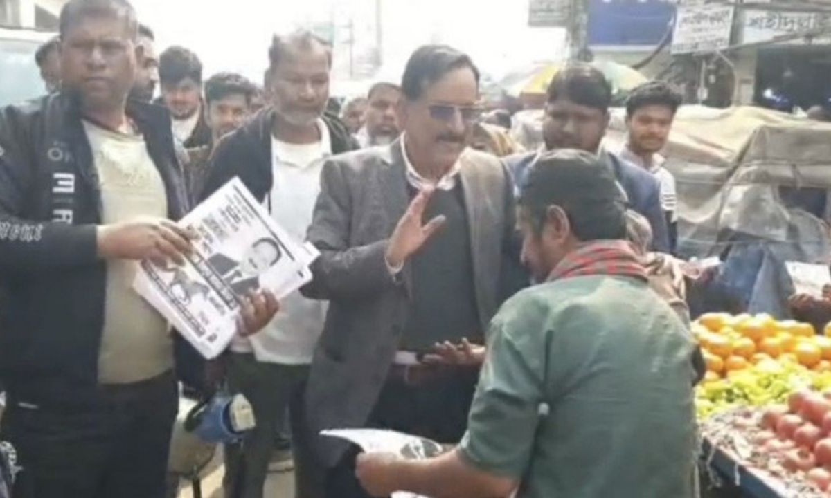 গাজীপুরে বুলেটপ্রুফ জ্যাকেট পরে স্বতন্ত্র প্রার্থীর অভিনব গণসংযোগ