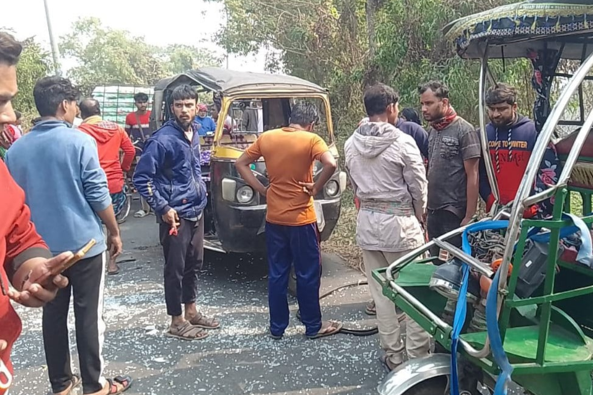 গোপালগঞ্জে মাহেন্দ্র-ইজিবাইক সংঘর্ষে ১ শিশু নিহত,আহত ৬