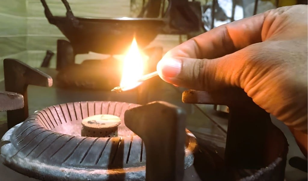 গ্যাসের অভাবে রান্না ও যাত্রা হিমশিম খাচ্ছে মানুষ 1768118202 রান্নার চুলা থেকে স্টেশনে, গ্যাসের অভাবে অসহায় মানুষ