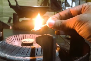 রান্নার চুলা থেকে স্টেশনে, গ্যাসের অভাবে অসহায় মানুষ