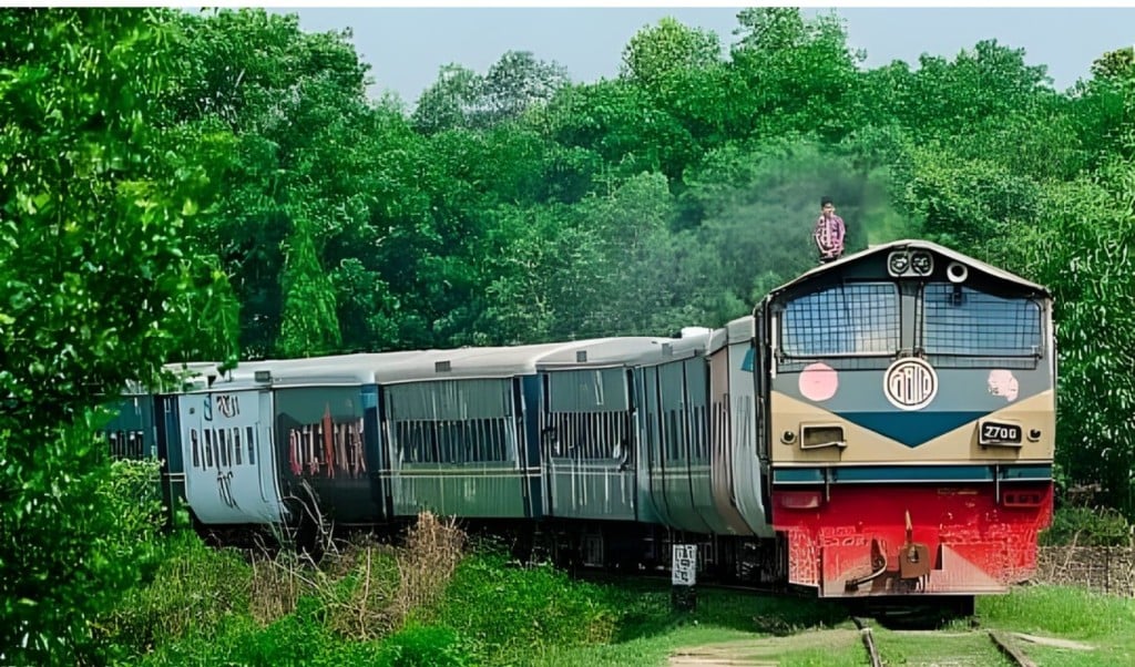 চট্টগ্রাম বিশ্ববিদ্যালয়ে শাটল ট্রেনে পাথর আঘাত চট্টগ্রাম বিশ্ববিদ্যালয়ে শাটল ট্রেনে পাথর আঘাত