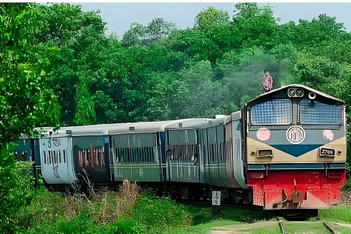চট্টগ্রাম বিশ্ববিদ্যালয়ে শাটল ট্রেনে পাথর আঘাত