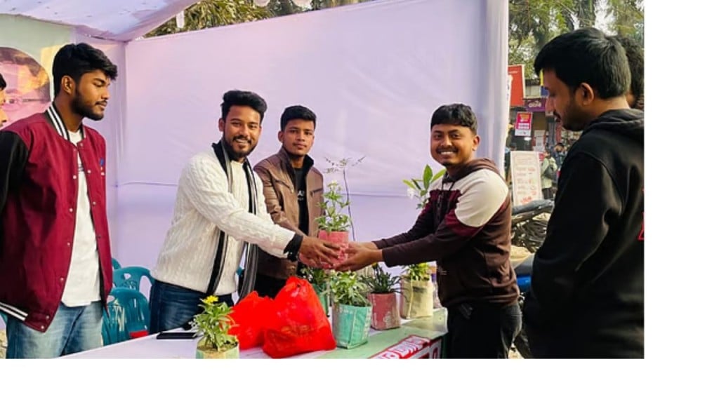 জাবিতে প্লাস্টিক বর্জ্যের বিনিময়ে পরিবেশবান্ধব চারাগাছ বিতরণ জাবিতে প্লাস্টিক বর্জ্যের বিনিময়ে পরিবেশবান্ধব চারাগাছ বিতরণ