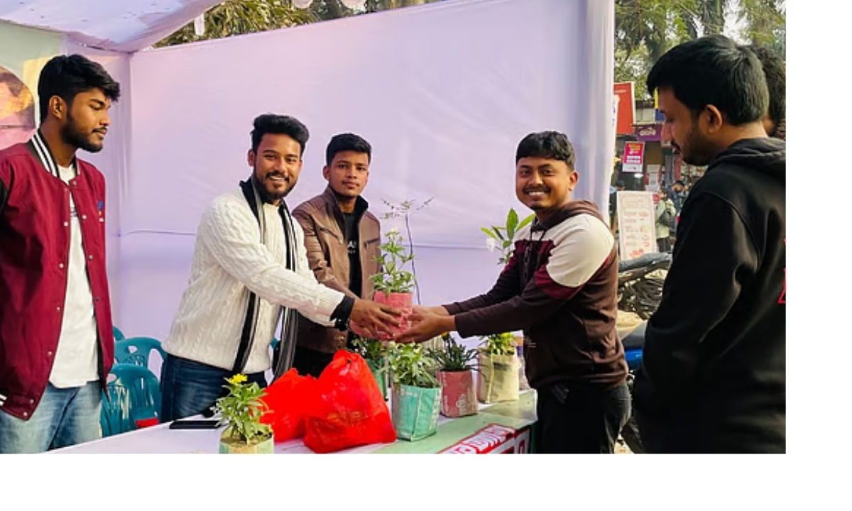 জাবিতে প্লাস্টিক বর্জ্যের বিনিময়ে পরিবেশবান্ধব চারাগাছ বিতরণ