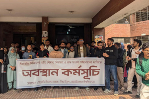 জাহাঙ্গীরনগরে ক্লাসরুম সংকট নিরসনের দাবিতে শিক্ষার্থী আন্দোলন