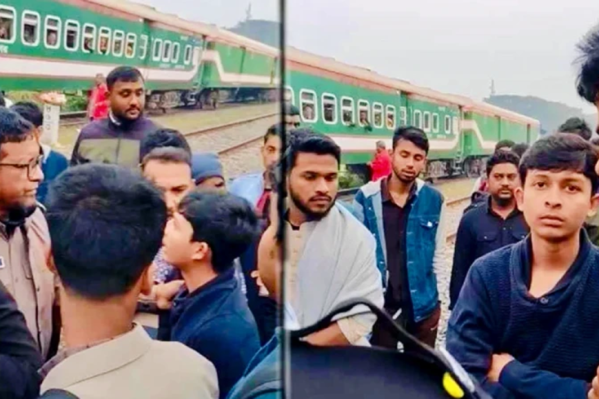 ঝিনাইদহে চলন্ত ট্রেনে পাথর নিক্ষেপের ঘটনায়,চার কিশোর আটক