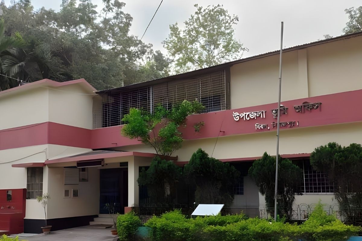 দিনাজপুরে গভীররাতে পার্কে অভিযান, ৫২ জনকে জরিমানা
