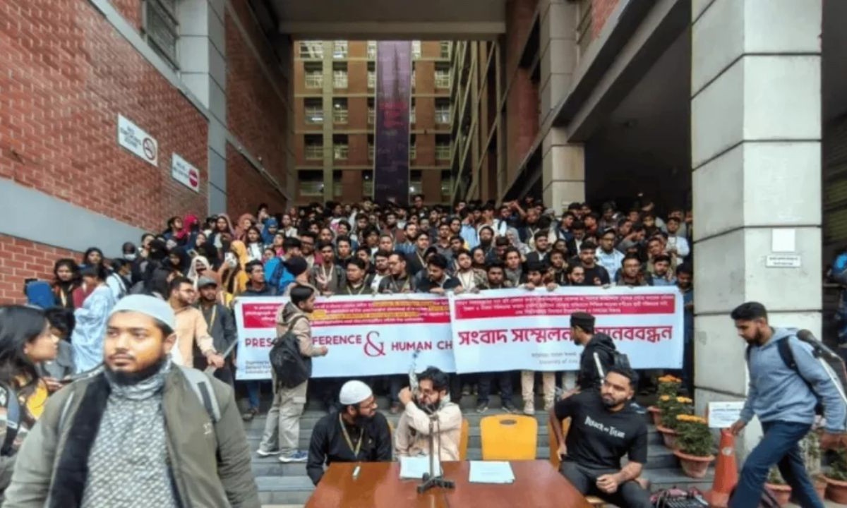 ধর্ম অবমাননার অভিযোগে দুই শিক্ষক বহিষ্কার ও বিশ্ববিদ্যালয় বন্ধ